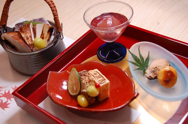 仕入れ状況によりお料理が変更になる場合がございます。